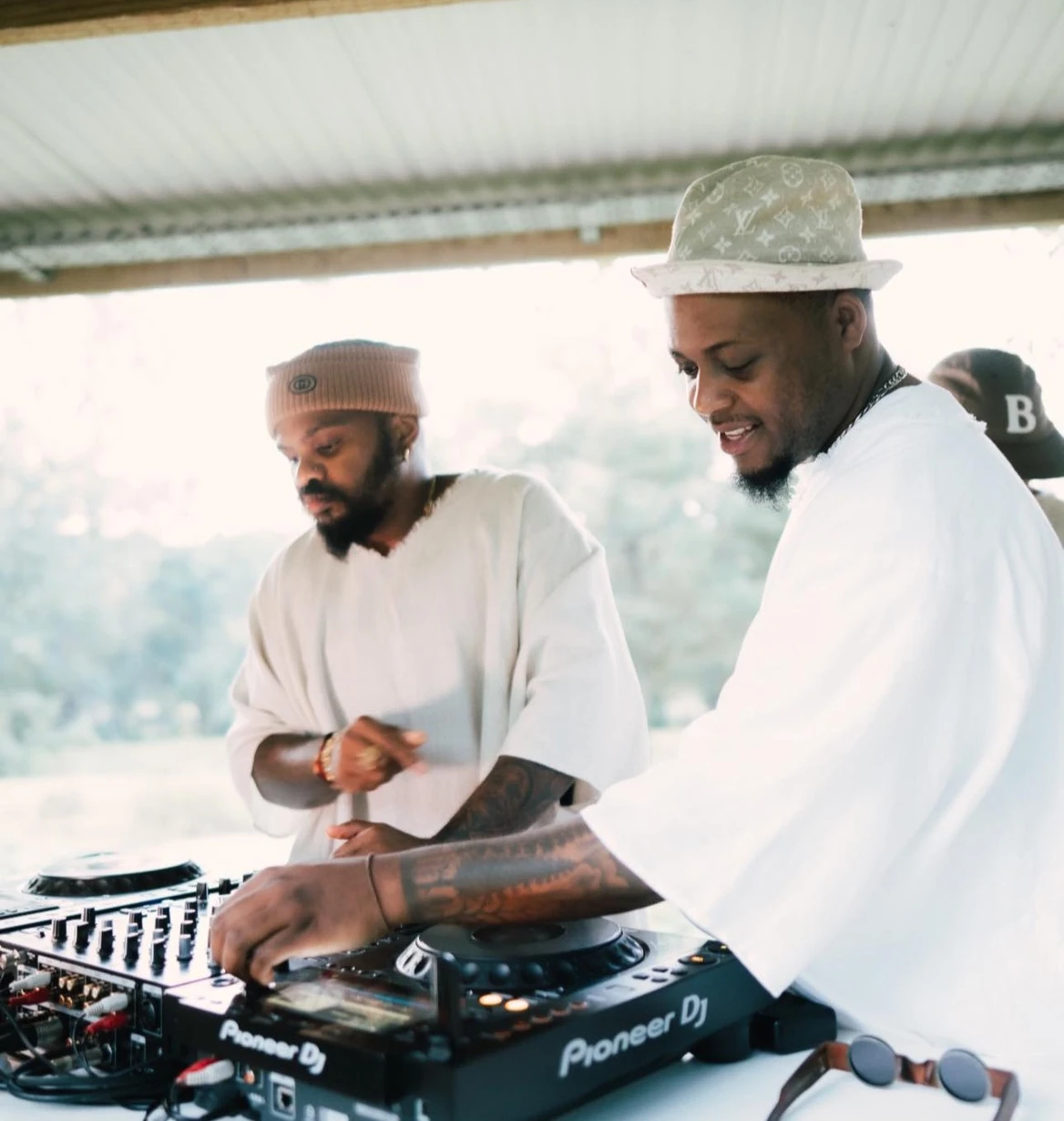 Unknown Artist - Kelvin Momo - Balcony Mix Africa Major League Djz B2B at Natura Co Lab, ZA (Private School Mix)